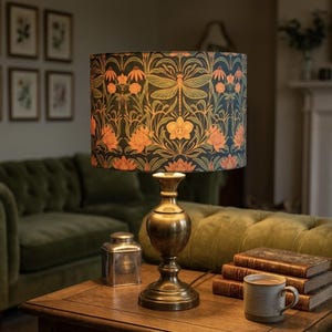Elegante pantalla de lámpara con forma de libélula para darle un toque de belleza a la decoración de tu hogar.