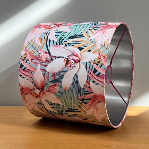 Paralume con fiori tropicali, orchidee rosa e interno argento