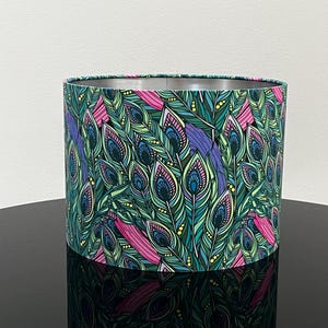 Handgefertigter grüner Lampenschirm mit Pfauenfeder-Design - Opulente Wohndekoration