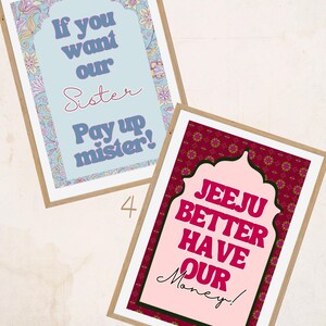 Może przedstawiać: Dwa oprawione wydruki artystyczne z tekstem. Jeden ma jasnoniebieskie tło z tekstem "If you want our Sister Pay up mister!". Drugi ma bordowe tło z tekstem "Jeeju Better Have Our Money!". Oba są w dekoracyjnych ramach.