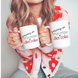 Taza "Sobrevive con Coca-Cola Light" y "Crimen Real", 325 ml o 437 ml - Regalo para fanáticos de crímenes reales, taza de café sobre asesinatos, podcasts sobre crímenes, regalo para amantes de la Coca-Cola Light