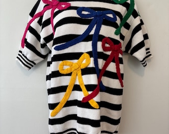 Maglione a righe bianche e nere con fiocco da donna, taglia media