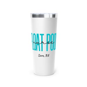 Peut inclure: Gobelet isotherme en acier inoxydable blanc avec un graphisme bleu turquoise qui dit "Float Pool Nurse" et le nom "Sara, RN" en texte noir.