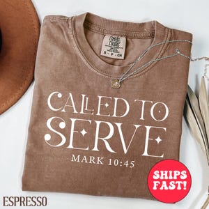 Camiseta Comfort Colors® &quot;Llamado a servir&quot;, &quot;Versículo bíblico&quot;, &quot;Cristiana&quot;, &quot;Religiosa&quot;, &quot;Amante de Dios&quot;, &quot;Mamá cristiana&quot;, &quot;Fe&quot;