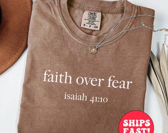 Camisa "Fe sobre el miedo" de Comfort Colors: Ropa cristiana