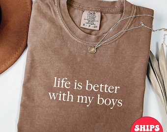 Komfort Farben Mutter des Jungen Shirt: "Life Is Better" Graphic Tee