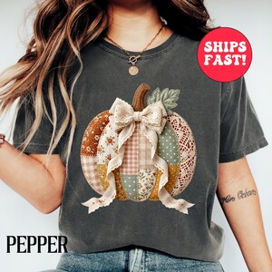 Kokette Kürbis Shirt Patchwork Herbst T-Shirt Cottagecore Herbst Top Vintage Erntedank Tshirt Süß Herbst Festival Grafik Schleife Kürbis Bekleidung