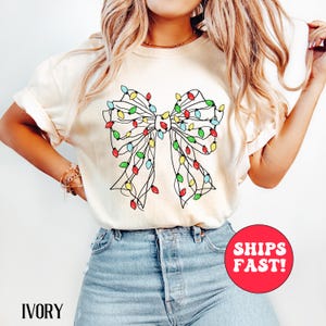 Camiseta navideña con lazo y luces de colores Comfort Colors: Camiseta festiva