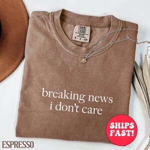 Breaking News I Don't Care-shirt: comfortkleuren T-shirt met print
