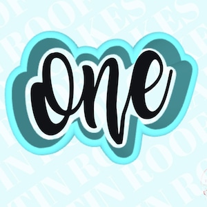 Puede incluir: Un cortador de galletas con la forma de la palabra "one" en fuente cursiva. La palabra es negra y está delineada en color azul claro, con un efecto de sombra azul más oscuro. El fondo es de color azul claro.