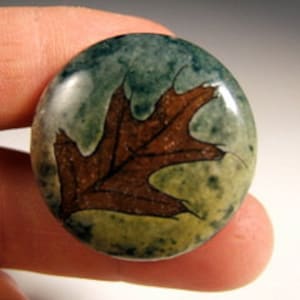 Oak Leaf Ceramic Cabinet Door Knob/Drawer Pull in Green Leaf Glaze