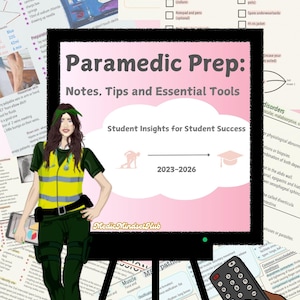 Puede incluir: Un gráfico rosa y blanco con el texto "Paramedic Prep: Notes, Tips and Essential Tools" y "Student Insights for Student Success 2023-2026". Una ilustración de dibujos animados de una mujer paramédica con un uniforme verde y un chaleco amarillo está de pie frente a una pizarra. La pizarra tiene un gráfico de una persona corriendo y una gorra de graduación. La imagen también incluye un control remoto y un primer plano de un libro de texto médico.