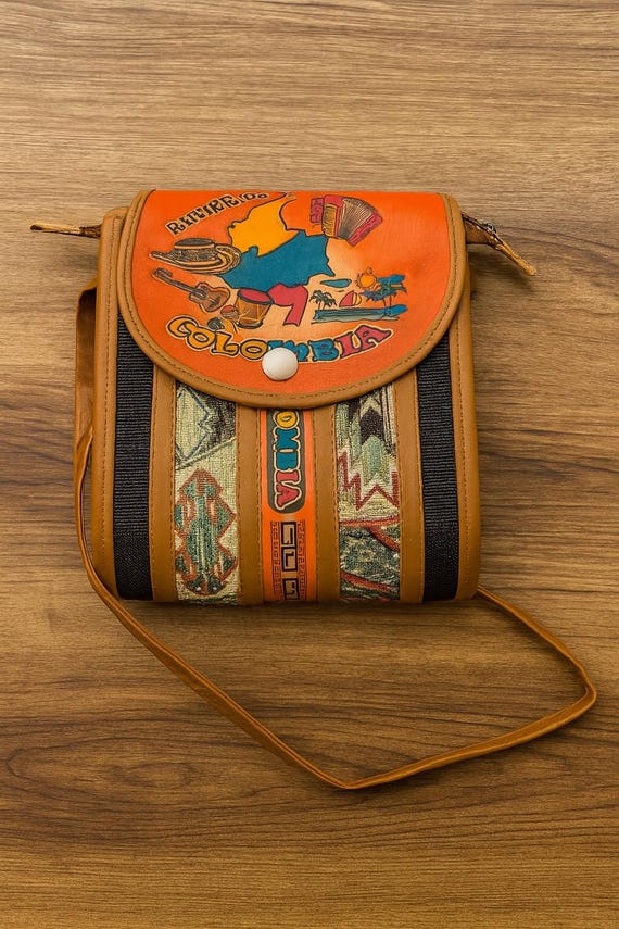 Bolso bandolera colombiano de piel hecho a mano con detalles de