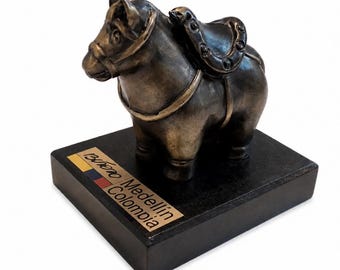 Ręcznie robiona miniaturowa rzeźba w stylu Botero | Kolumbijska figurka ludowa na drewnianej podstawie | Rzemieślniczy przedmiot dekoracyjny i kolekcjonerski