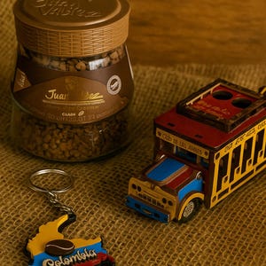 Kolumbianisches Geschenkset – Kolumbianischer Kaffee & Handgefertigte Souvenirs – Chiva, Willys, Schlüsselbund, Kühlschrankmagnet