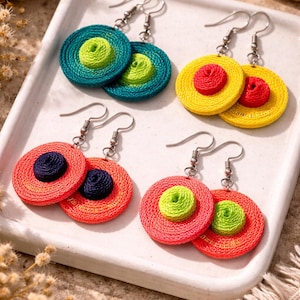 以下が含まれることがあります： 斑点のあるマット仕上げのセラミックマグカップ3個セット。マグカップはクリーム色、ライトグレー、ダークグレーの色合いです。各マグカップはシンプルでミニマリストなデザインで、コーヒーや紅茶に最適です。