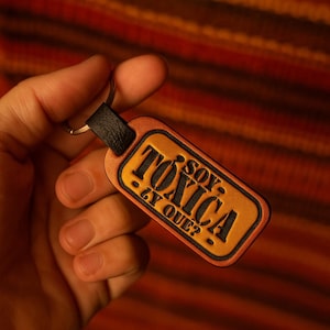 Colombian Leather Keychain with Fun Sayings – Handmade Authentic Colombian Phrases, Artisan Keychains, Unique Gifts