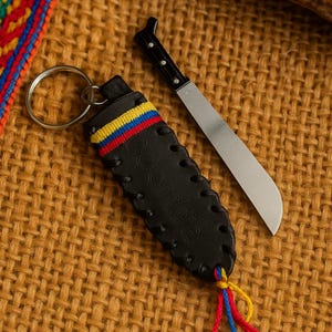 Portachiavi in pelle fatto a mano con fodero per machete in plastica, souvenir colombiano