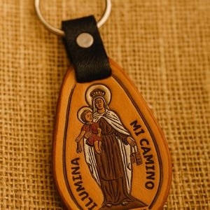 Handgefertigter Schlüsselanhänger aus Leder - Jungfrau von Carmen, Jungfrau von Guadalupe & göttliches Jesuskind, katholischer religiöser Schlüsselanhänger, Kunsthandwerk