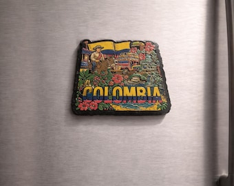 Calamita souvenir Colombiana – Calamita da frigorifero in MDF colorato con Chiva, contadino e fiori tropicali