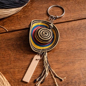 Mini nyckelring med hatt i colombiansk stil – handvävd souvenir med flaggfärger