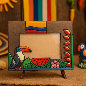 Marco de fotos de madera colombiano artesanal, arte popular con diseño de tucán o chiva