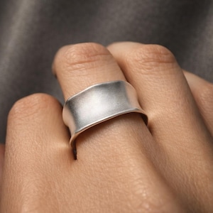 Minimalistisk ring i 925 sterlingsilver – matt borstad finish – justerbar bandring – modern statementring – unisex-smycken