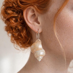 Handgemachte Muschel Ohrringe groß 6-7cm | Silber Creolen | Boho Sommer Schmuck | Natürliche Seashell Earrings | Statement Schmuck Conch