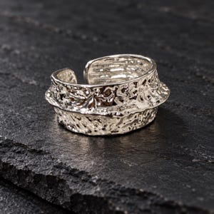 Anillo de plata de ley 925 con estructura orgánica – anillo de banda ancha abierta
