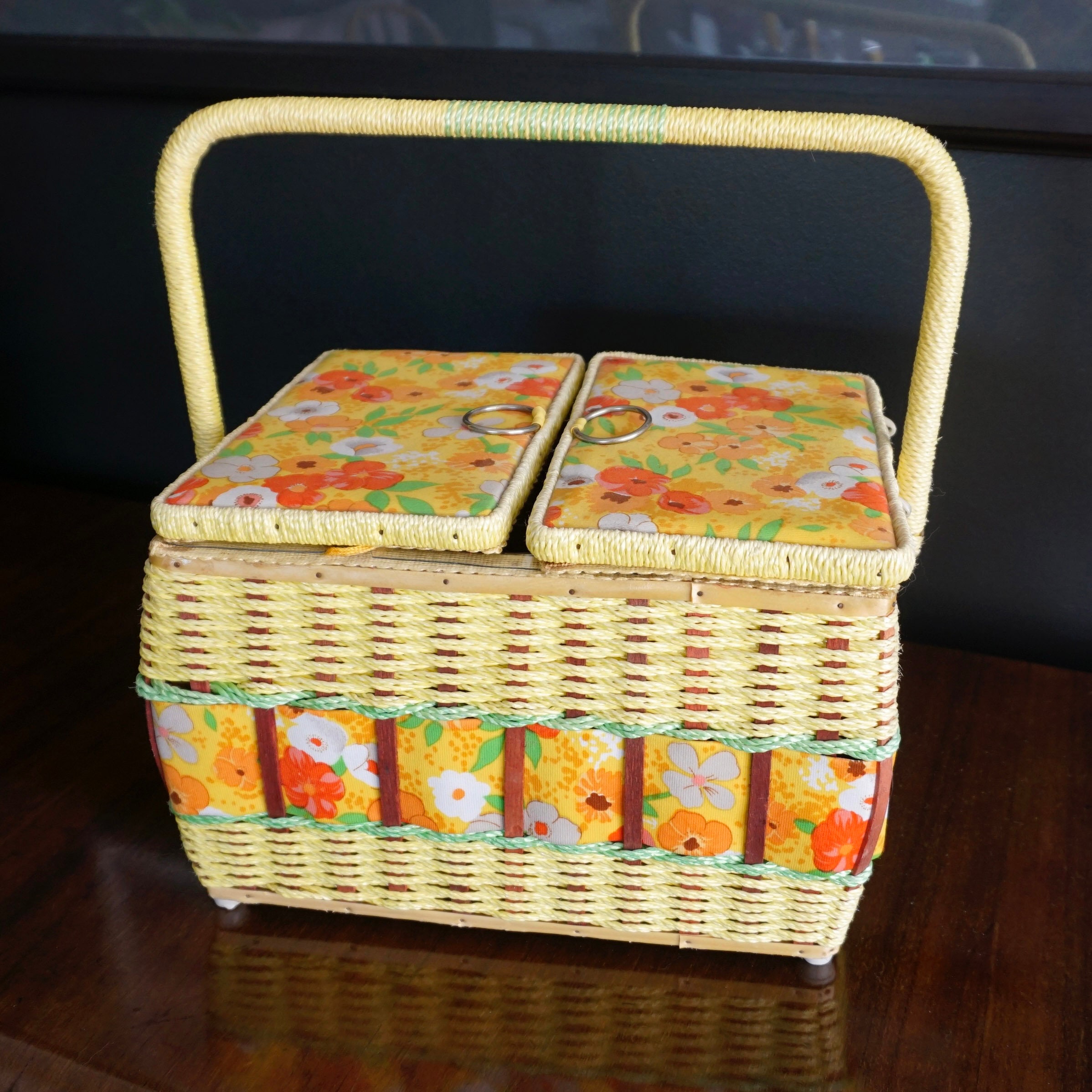 Gorgeous Abstract Singer Vintage Wicker Sewing Basket, Plastic Interior  Tray, Crafts Box, Colorful Vintage Sewing Basket, Sewing Baskets 