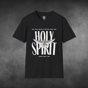 Puede incluir: Camiseta negra con el texto blanco "YOU WILL RECIEVE POWER WHEN THE HOLY SPIRIT COMES UPON YOU". Una paloma blanca con las alas extendidas está centrada en la camiseta.