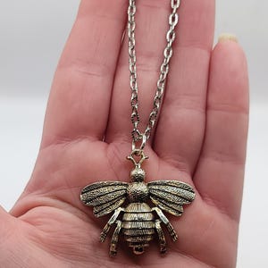 Halskette mit großem Hummel-Anhänger