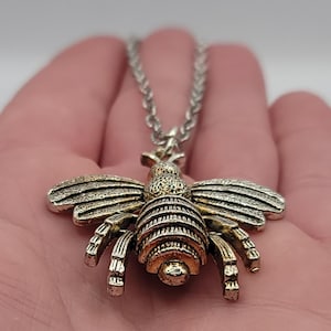 Halskette mit großem Bienen-Anhänger