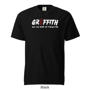Könnte beinhalten: Schwarzes T-Shirt mit einem weißen Grafikdruck, der "Griffith" mit einem roten Symbol über dem Wort sagt. Der Text unter der Grafik lautet "Möge sein Name vergessen werden."