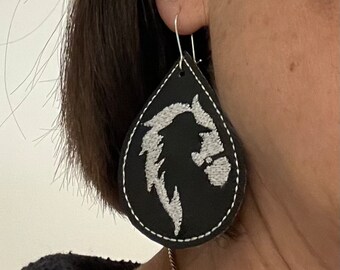 Reiter Träne hängende Ohrringe-Personalisiert mit Reise Ohrring Halter-Reiten-Schmuck-Cowgirl-Pferd-Western-Barn-Tack-Schwarz-Vinyl