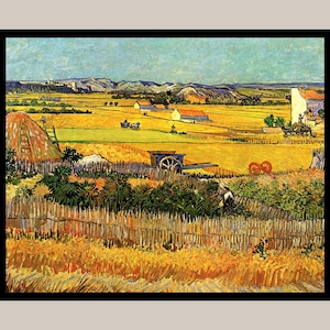 Può includere: Una stampa incorniciata di un dipinto di paesaggio raffigurante un campo di grano dorato sotto un cielo blu. L'opera d'arte raffigura una scena rurale con un pagliaio, una staccionata di legno ed edifici lontani. Lo stile ricorda il post-impressionismo.