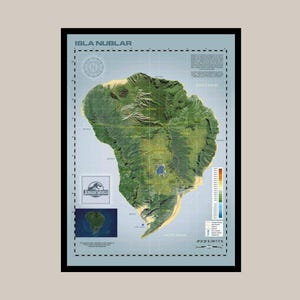 以下が含まれることがあります： ジュラシック・ワールドのイスラ・ヌブラルの額入り地図。地図には、緑と茶色の地形、青い湖、ジュラシック・ワールドのロゴが描かれた、島の詳細な地形図が示されています。「ISLA NUBLAR」の文字が上部にあります。