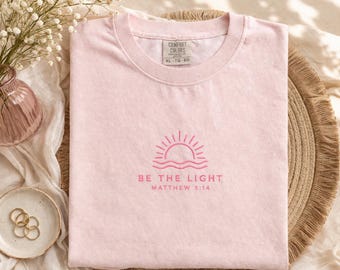 Geborduurd Be The Light christelijk shirt, christelijk cadeau, bijbelvers ronde hals, religieuze spirituele geschenken, Moederdagcadeau