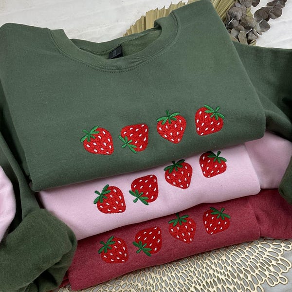 Bluza z haftem truskawkowym, prezenty dla ogrodników, bluza z kapturem z haftem owocowym, prezent dla miłośnika truskawek, bluza z okrągłym dekoltem truskawkowym, haft jagodowy