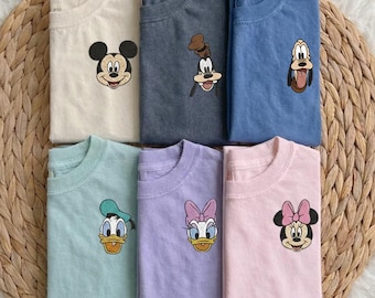 Mickey en vrienden borduren comfort kleuren shirt, Disney Trip geborduurd shirt, Disney World Disney vakantie bijpassende shirt