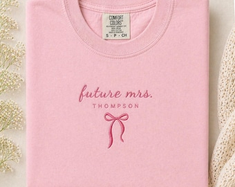 Toekomstig mevrouw geborduurd shirt, aangepaste bruid als T-shirt, shirt met sierlijke strik verloofde, nieuw verloofd cadeau, shirt toekomstige vrouw