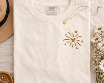 Geborduurd T-shirt Disney-vuurwerkzak, comfortkleuren magisch shirtcadeau, Disney Trip Crew, T-shirt familievakantie borduurwerk