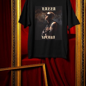 Op de afbeelding: Zwart T-shirt met een grafische print van een man met een tatoeage en de tekst "Lazza" en "Locura" in een gotisch lettertype.