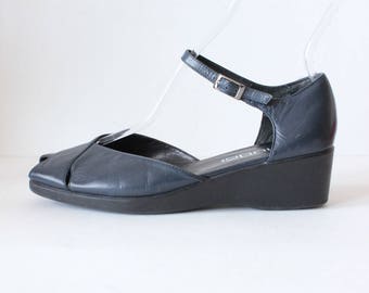Vintage 1990s Moda Navy Blue Leather Peep Toe Wedges, size 7.5