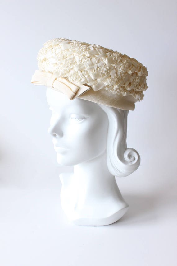 Vintage 1950s Ivory Cellophane Pillbox Bow Hat - image 3