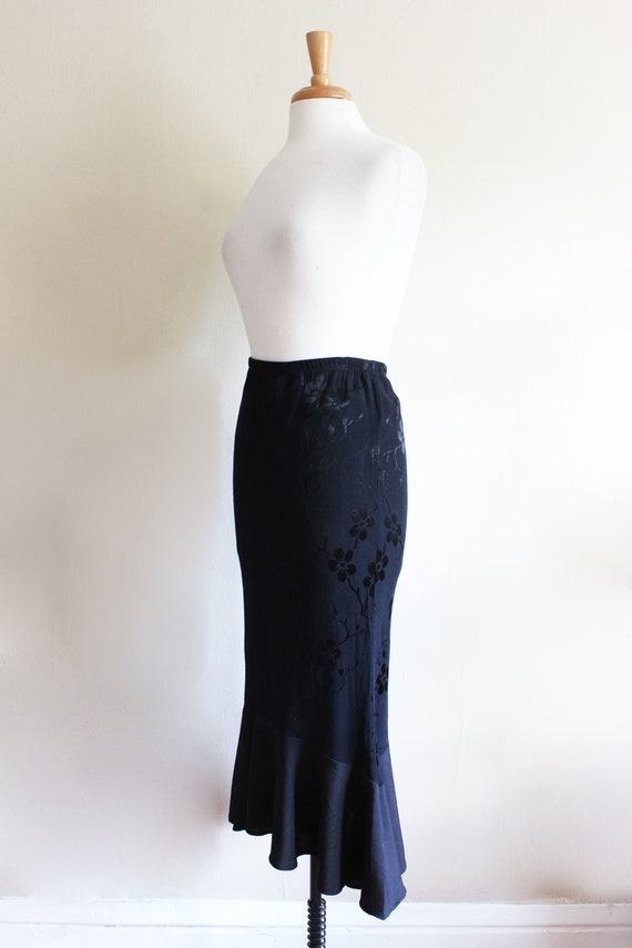 Vintage 1990s Black Floral Crepe Trumpet Skirt an… - image 9