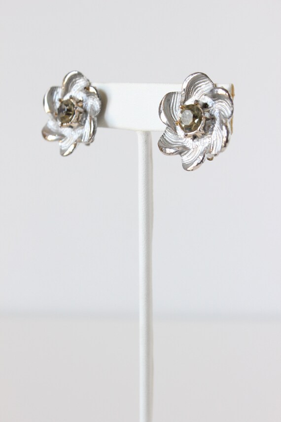 Vintage Silvertone & Rhinestone Flower Earrings - image 5