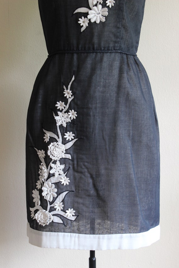 Vintage 1950s Minx Modes White Floral Appliqu Embellished Black Dress Vintage 1950s Minx Modes White Floral Appliqu Embellished Black Dress