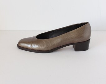 Vintage 1980s Amalfi Embossed Olive Low Heel Pumps, size 7.5AA