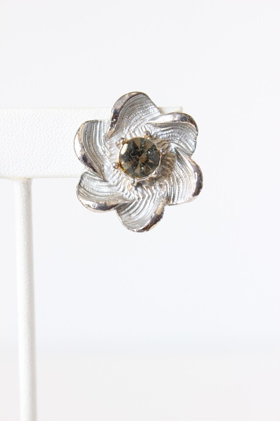 Vintage Silvertone & Rhinestone Flower Earrings - image 3